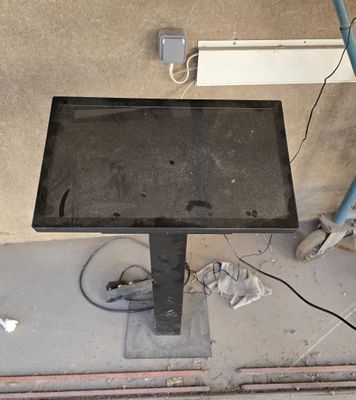 une photo d'un téléviseur posé sur un meuble dans un garage