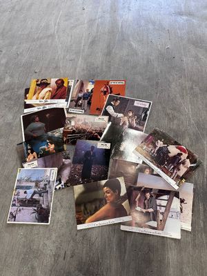 beaucoup de photos par terre dans une pièce