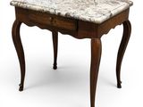 une petite table avec un plateau en marbre et des pieds, sur fond blanc