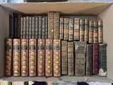 une boîte remplie de vieux livres posée sur une table