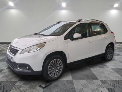 la petite voiture blanche est garée dans une grande pièce