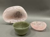 a green bowl and a pink bowl sitting next to each other