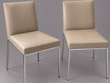 paire de chaises de salle à manger en cuir beige avec des pieds chromés