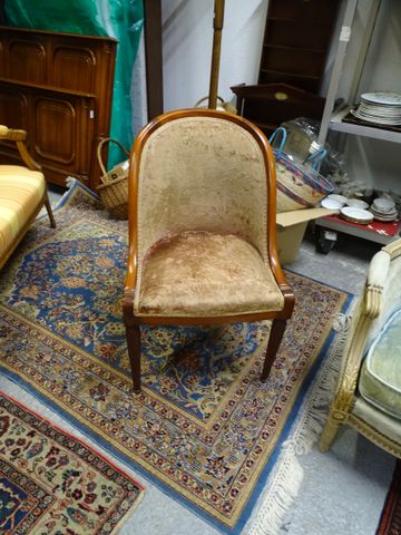 Chaise gondole garnie de velours vieux rose
