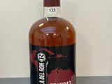 une bouteille de whisky posée sur un comptoir