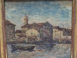 une personne tenant un tableau représentant un bateau devant un immeuble