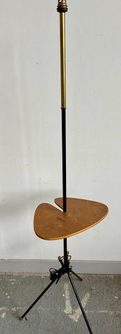 Lampadaire vintage avec tablette serviteur. Circa 1960. H : 130