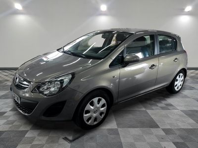 la photo d'une voiture argentée garée dans un garage