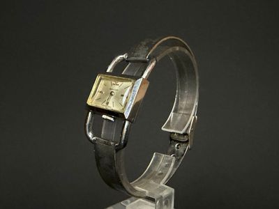 Montre de dame " Etrier" Hermès. Signée Hermès Paris au reve…