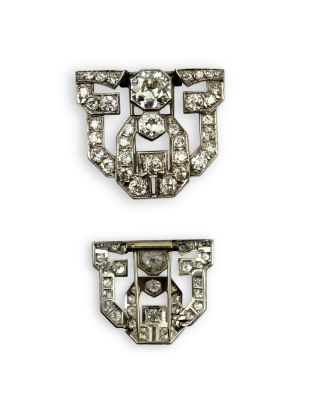 une paire de broches Art déco ornées de diamants