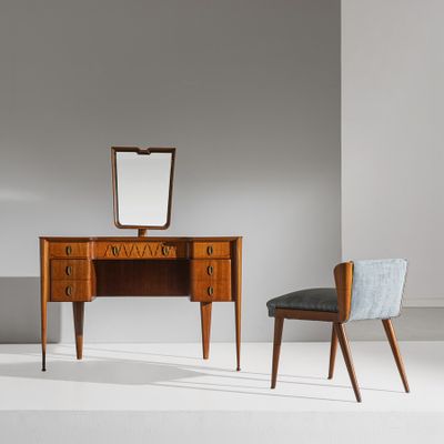 deux chaises et un bureau sur lequel est posé un miroir