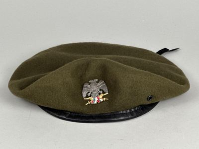 un chapeau vert orné d'un aigle