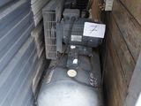 un compresseur d'air installé dans un coin d'un bâtiment