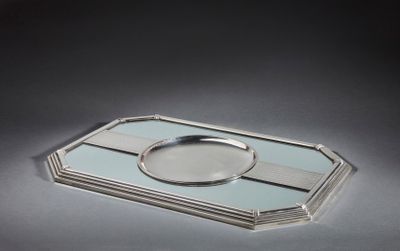 un plateau en argent avec un miroir sur une table