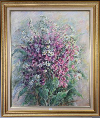 tableau représentant un bouquet de fleurs dans un cadre doré, accroché à un mur bleu