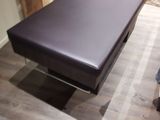 une table placée au milieu d'une pièce