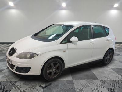la photo d'une voiture blanche garée dans un garage