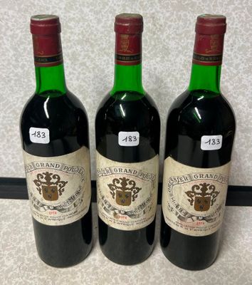 trois bouteilles de vin posées les unes à côté des autres sur un comptoir