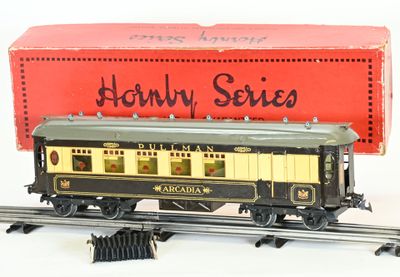 un petit train qui est posé sur les rails à côté d'une boîte