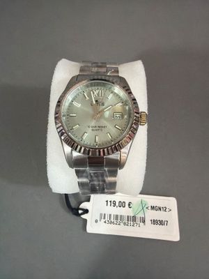 une montre posée sur un tissu blanc