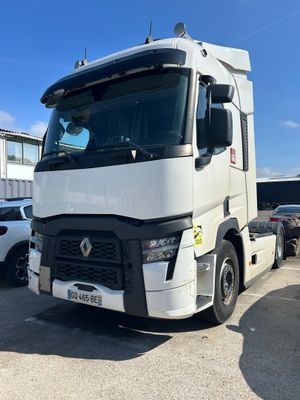 la photo d'un camion blanc garé sur un parking