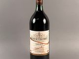 une bouteille de vin posée sur une table