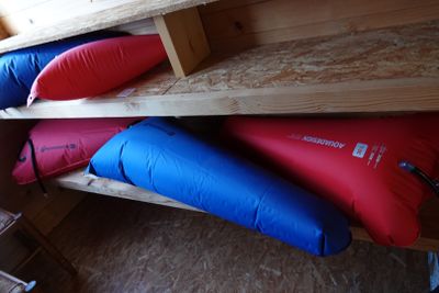 un lit superposé sur lequel sont posés trois oreillers
