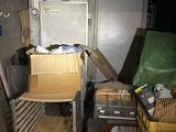 une pièce remplie de cartons et d'autres objets