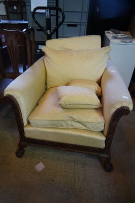 Large bergère en bois naturel mouluré et sculpté, les pieds …