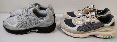 deux paires de baskets blanches et grises posées sur une surface blanche