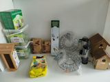 many different birdhouses and bird feeders on the counter