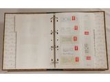 un gros plan d'un livre recouvert de nombreux timbres