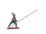 un gros plan sur une figurine représentant un homme armé d'une lance