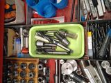 un tiroir rempli d'outils divers
