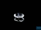 gros plan d'un diamant sur une surface noire