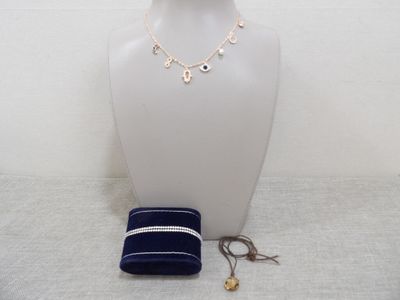 un mannequin blanc portant un collier et un sac bleu