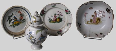 trois assiettes et un bol exposés sur une table
