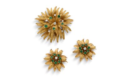 un ensemble de trois broches en forme de fleurs, en or et émeraudes