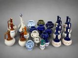 un grand nombre de vases posés sur une table