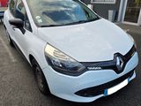 la voiture blanche est garée devant un bâtiment dans un parking
