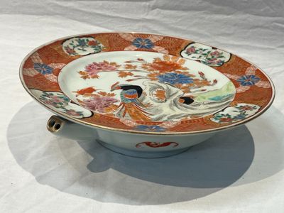 une assiette avec un oiseau posée sur une table