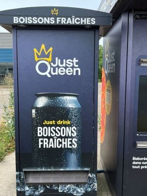 deux distributeurs automatiques situés au bord de la rue