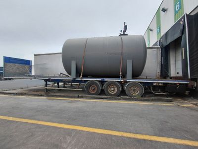 un gros camion équipé d'un grand réservoir à l'arrière