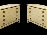 une paire de commodes blanches à tiroirs sur fond noir