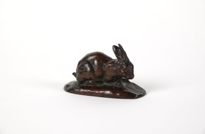 sculpture représentant un lapin posé sur un rocher, sur fond blanc