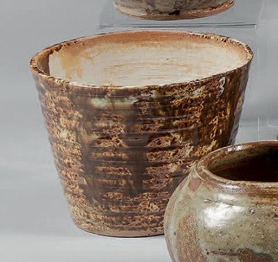 trois vases posés l'un à côté de l'autre sur une table
