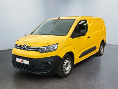 La camionnette jaune est garée dans une grande pièce.