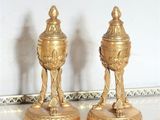 deux vases dorés posés sur une table