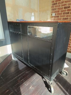 VENDU SUR DESIGNATION. 1 comptoir bois style industriel roul…