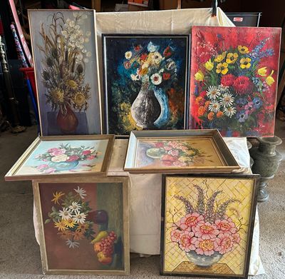 beaucoup de tableaux posés par terre